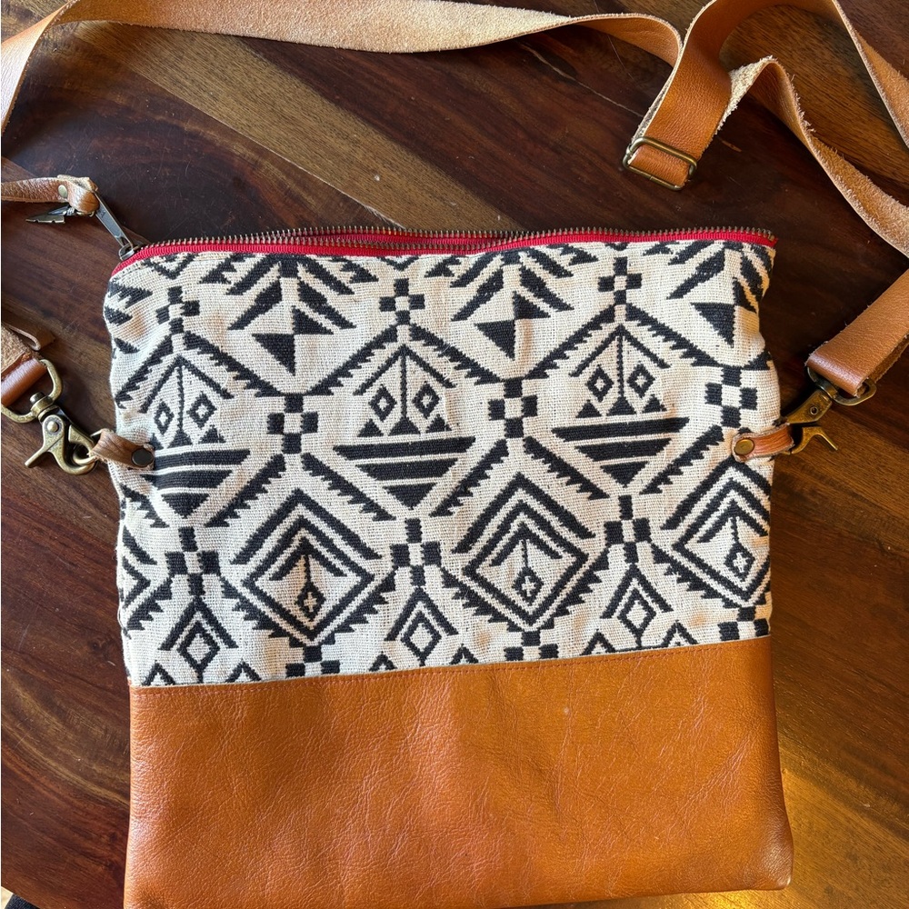 Vaalbara Crossbody Bag - Picture 3 of 7